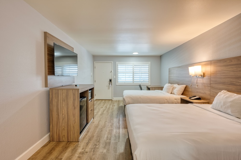 STANDARD, 2 QUEEN BEDS