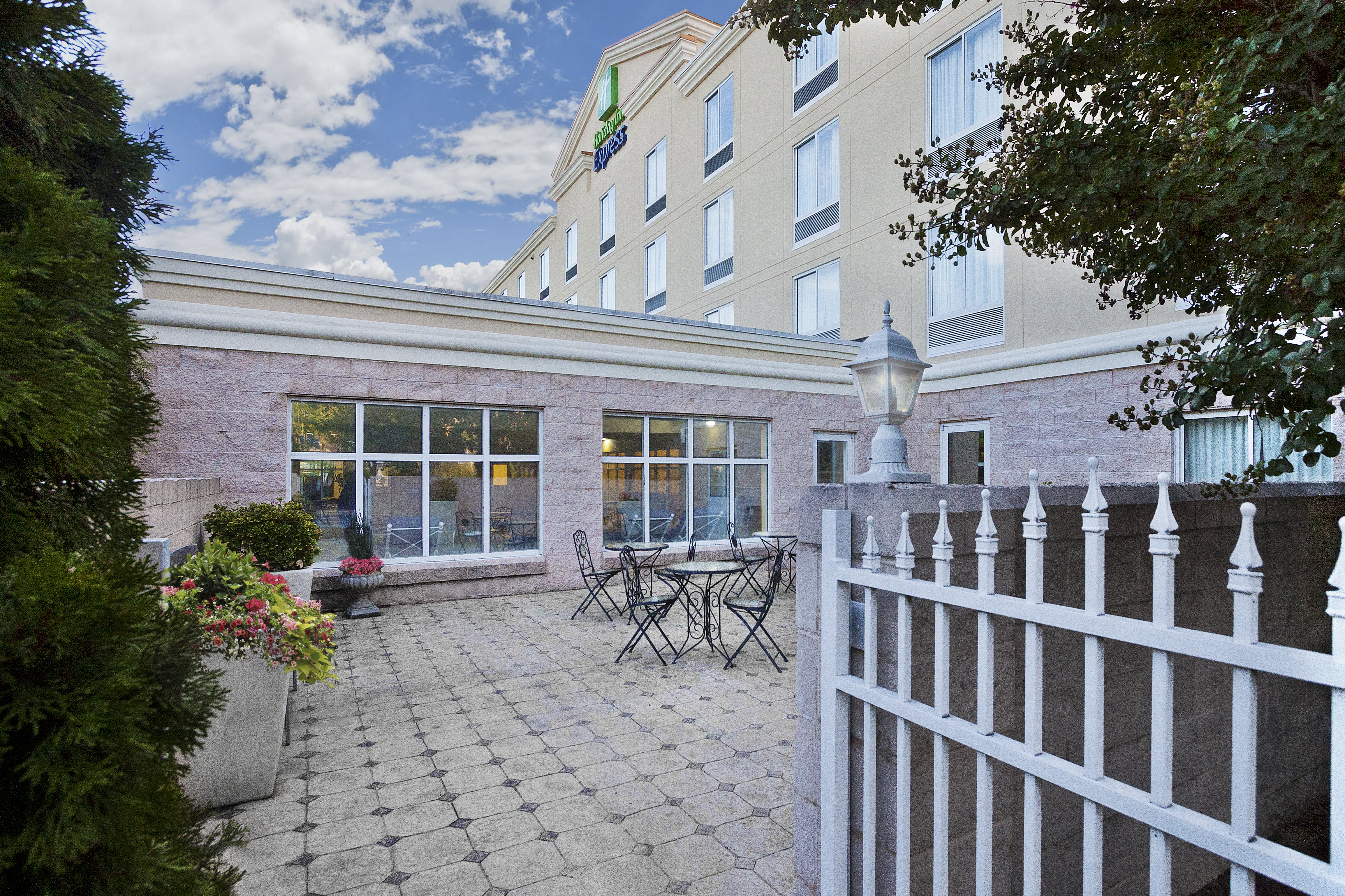 Holiday Inn Express Hotel Suites Concord 6/57