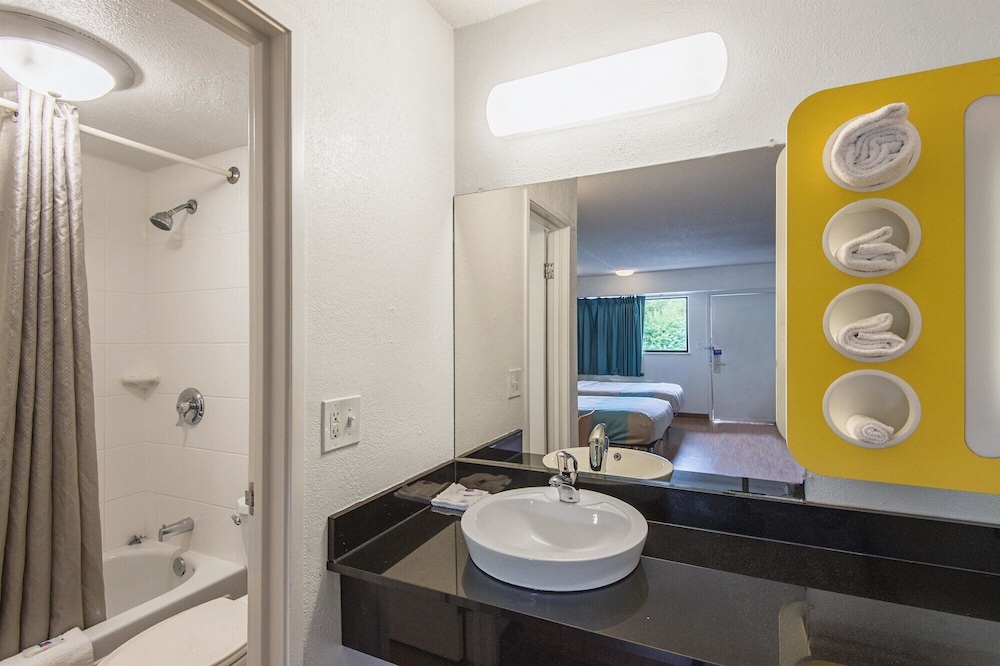 Motel6 Overland Park, KS 23/25