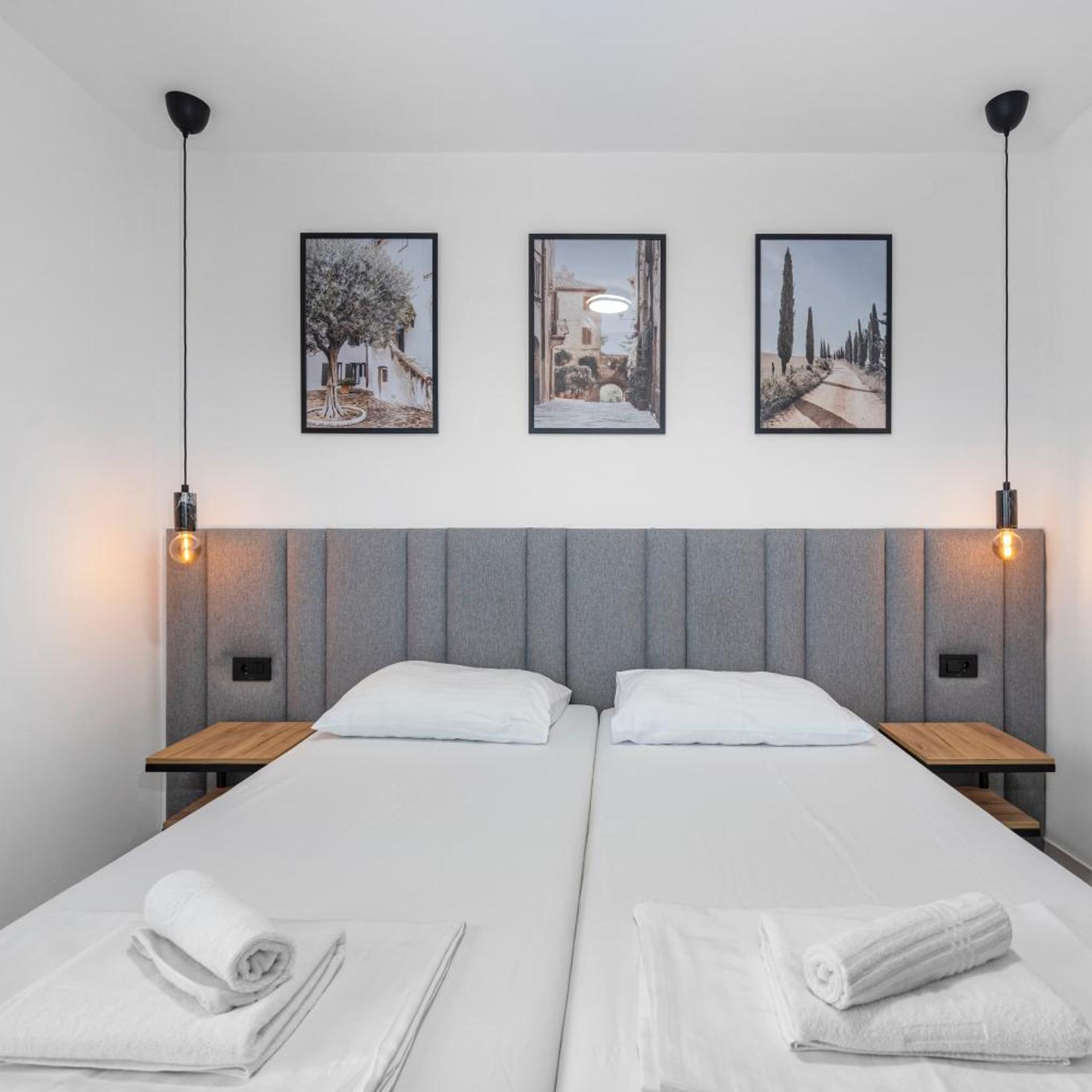 غرفة ديلوكس بسرير مزدوج بإطلالة على البحر بشرفة، Hotel Miran Pirovac 5/10