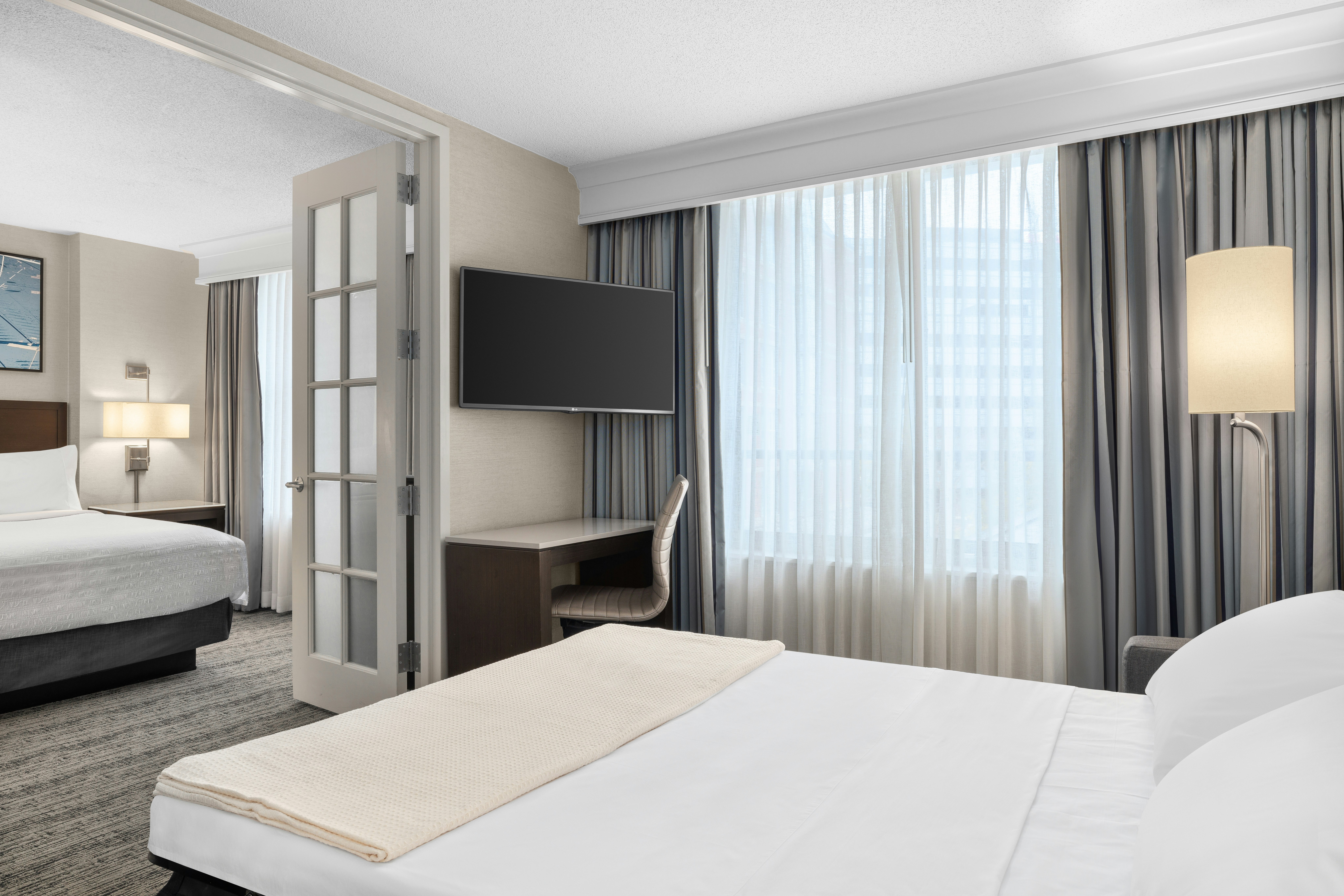 SUITE, KING BED, ACCESSIBLE