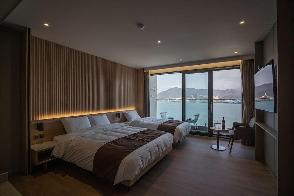 DELUXE, TWIN BEDS, OCEAN VIEW