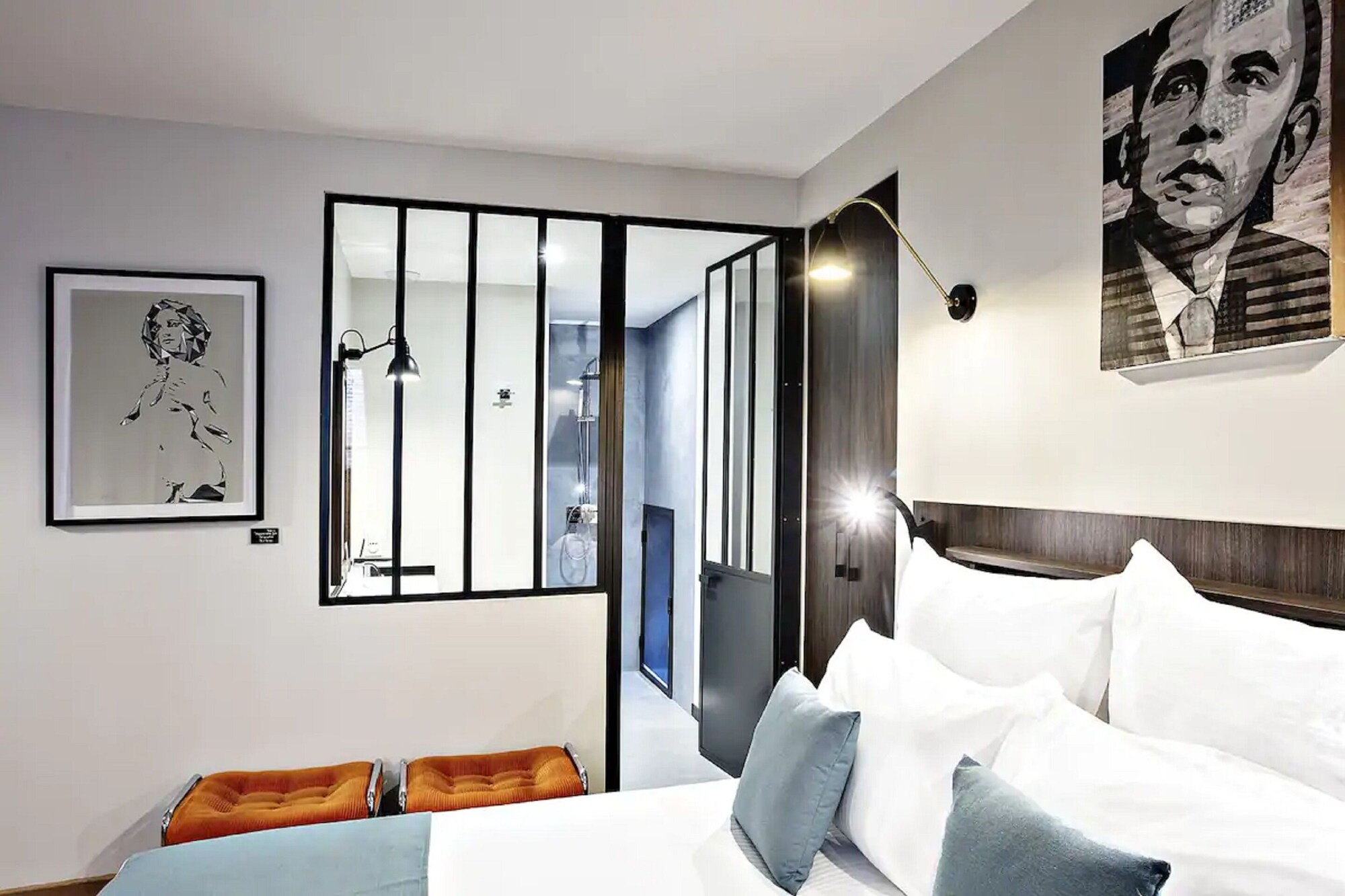 DELUXE, KING BED