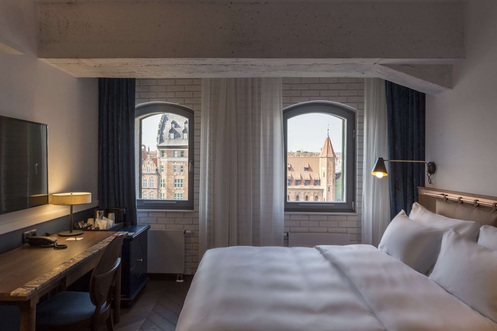 Old Grand, Superior, Queen Bed, River View