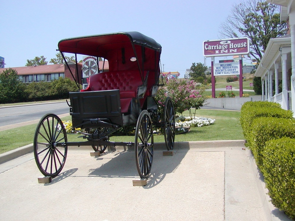 Carriage House Inn 33/61