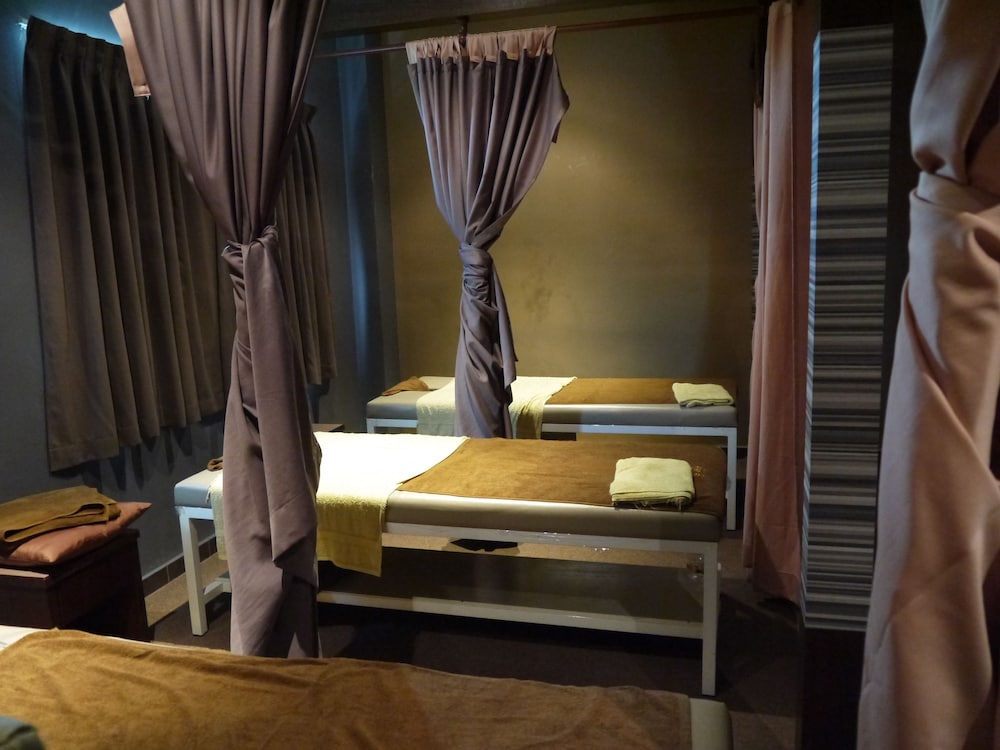 Grand Court Hotel 37/56