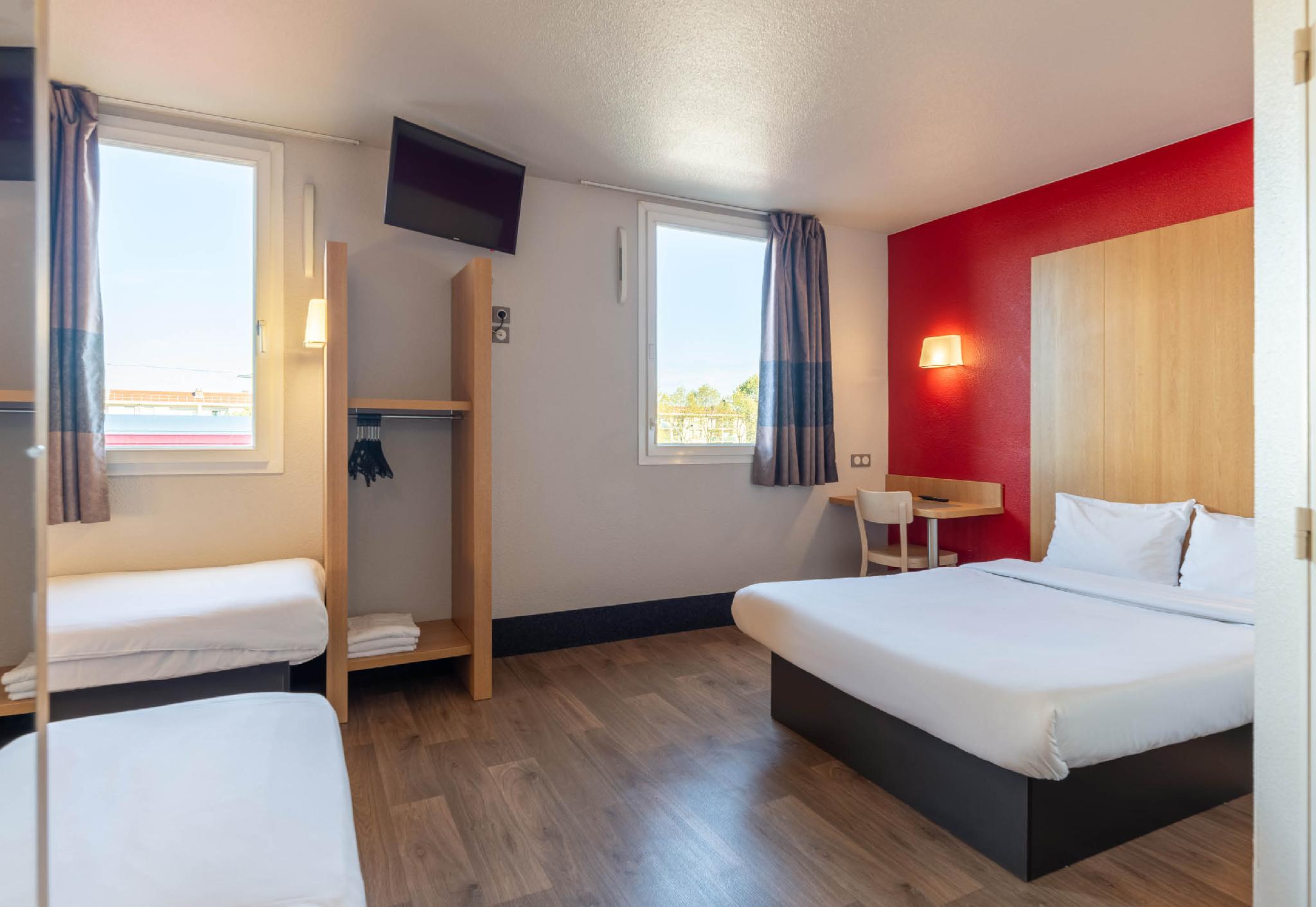 ROOM, QUADRUPLE, ACCESSIBLE