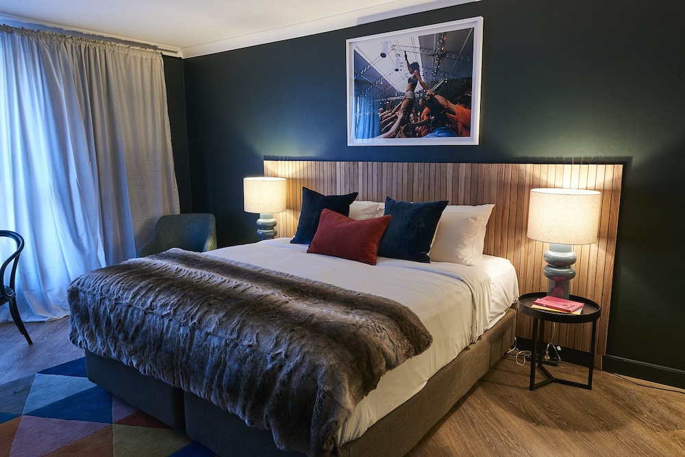 BLUE, SUITE, KING BED