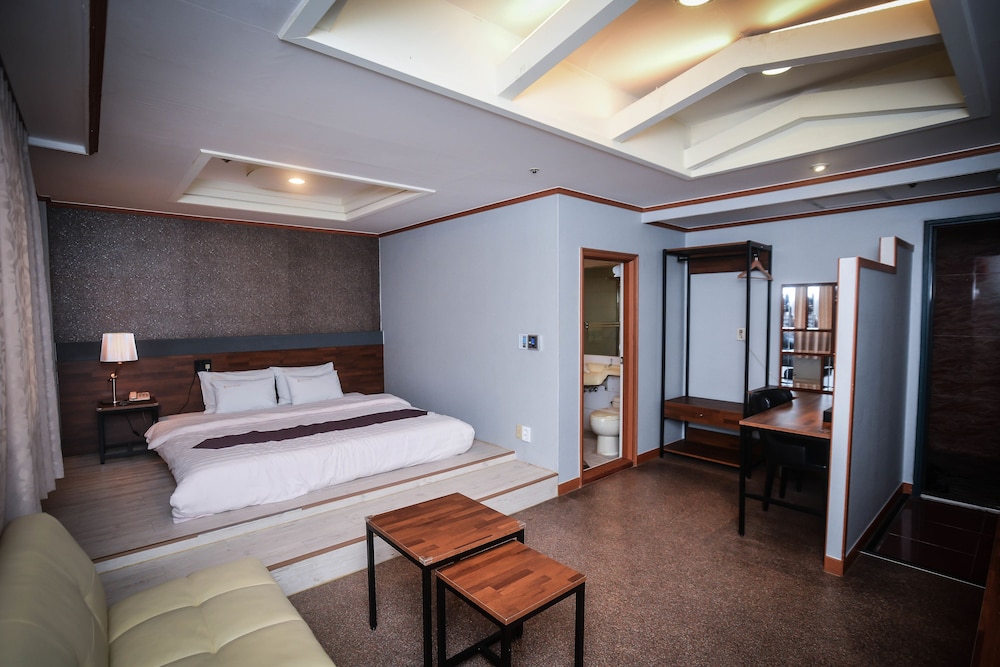 Noblesse Hotel 7/50