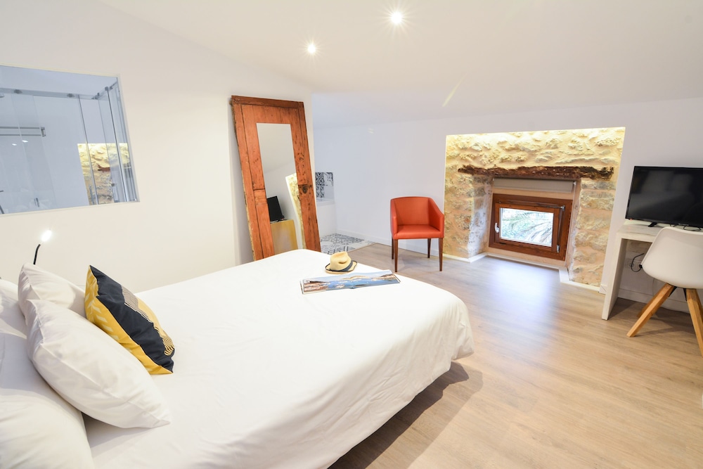 DELUXE, DOUBLE BED