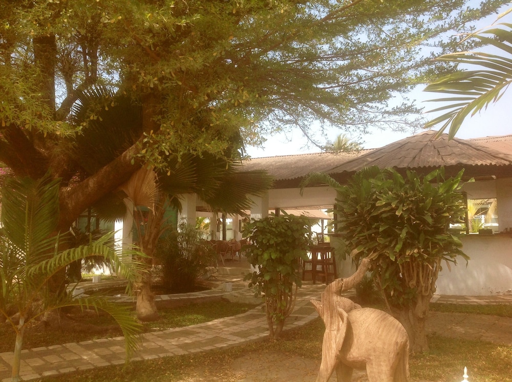 Bungalow Beach Hotel 49/58