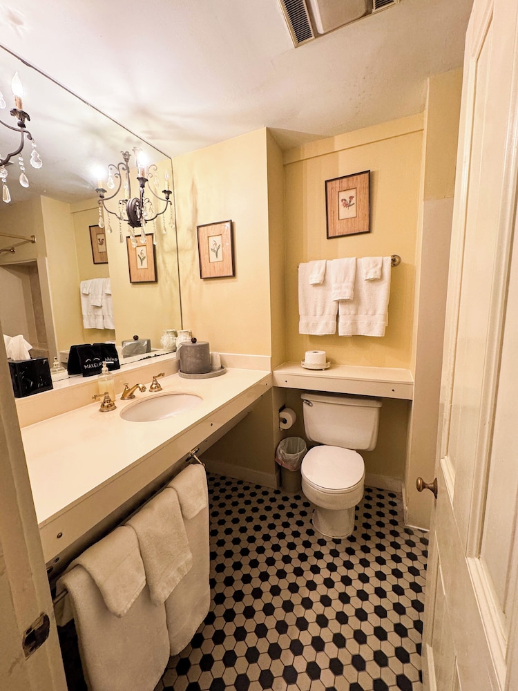 The Guest House Historic Mansion 72/73