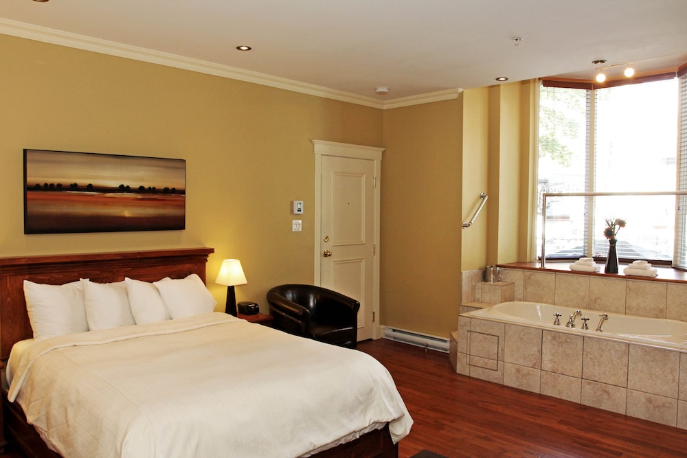 PREMIUM, QUEEN BED