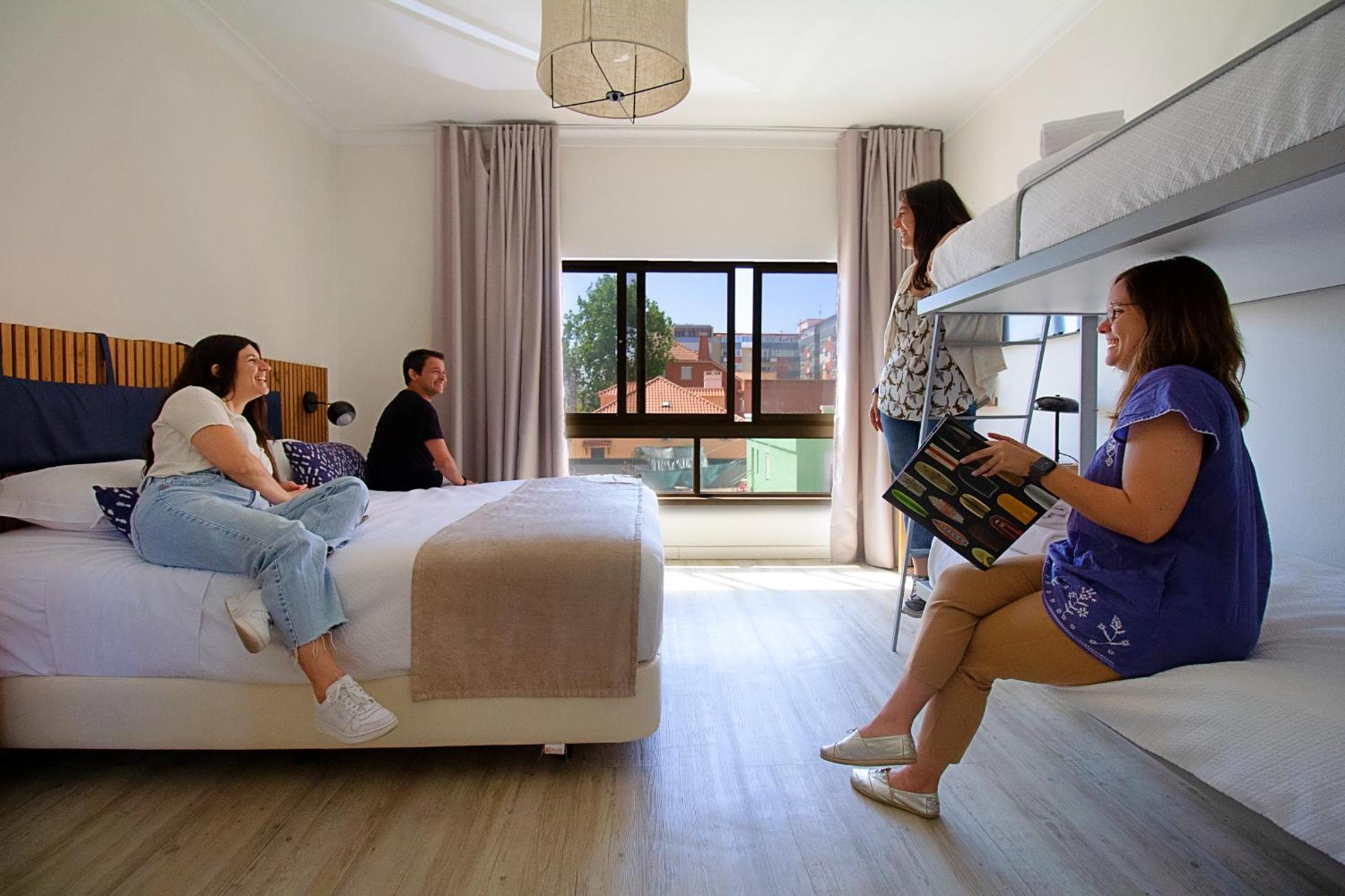 ROOM, DOUBLE OR TWIN BED