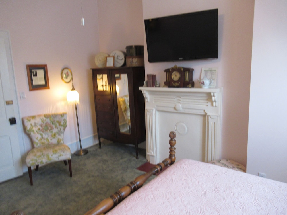 Carrier Houses Bed and Breakfast 28/60