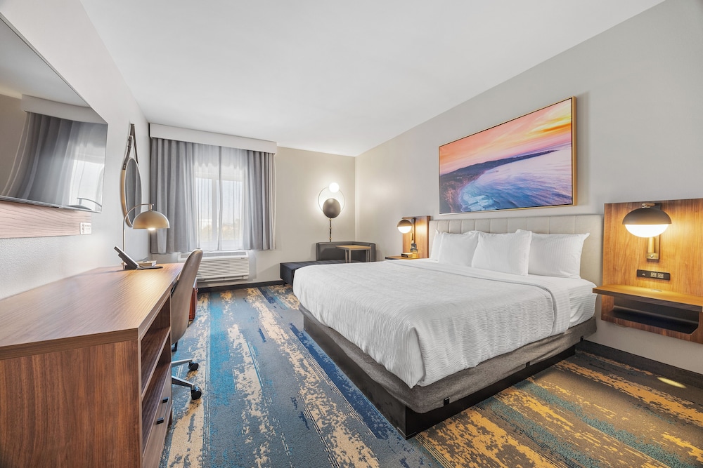 La Quinta Inn and Suites by Wyndham La Habra 18/60