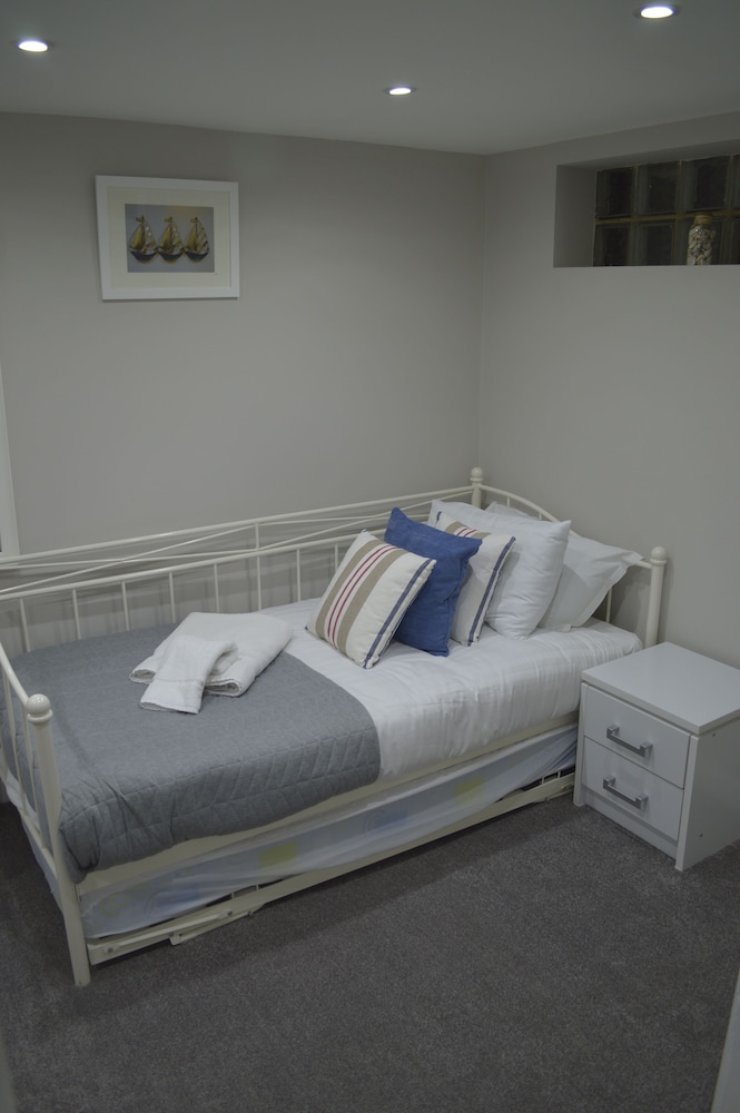 Watersedge Guest House 23/43