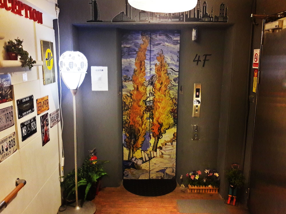 Ximen Triple Tiger Hostel 7/50