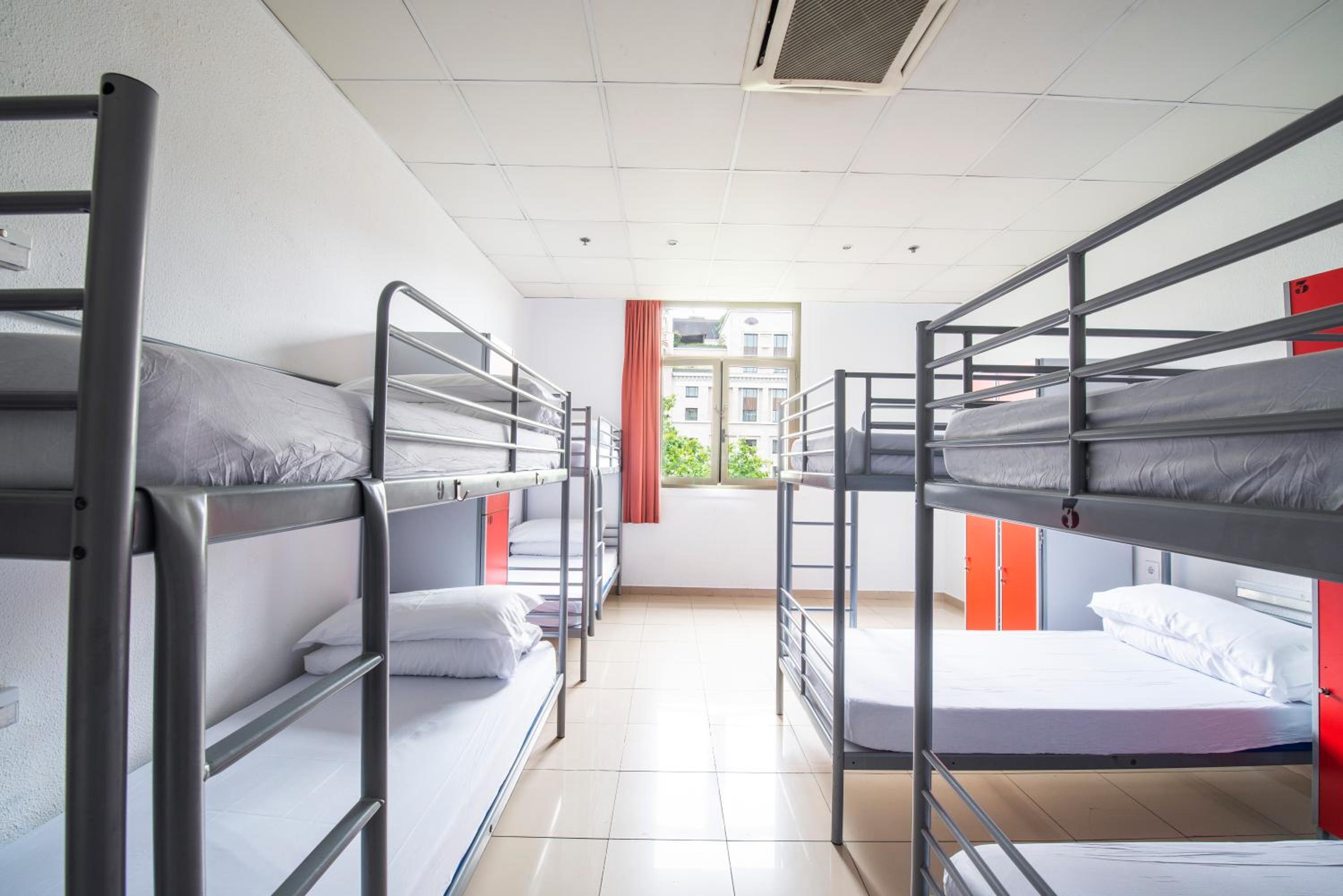 Private, 8 Beds