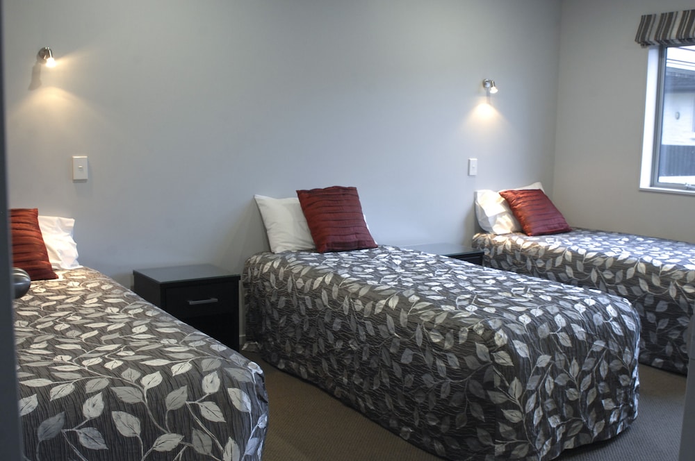 295 On Tay Motel 18/51