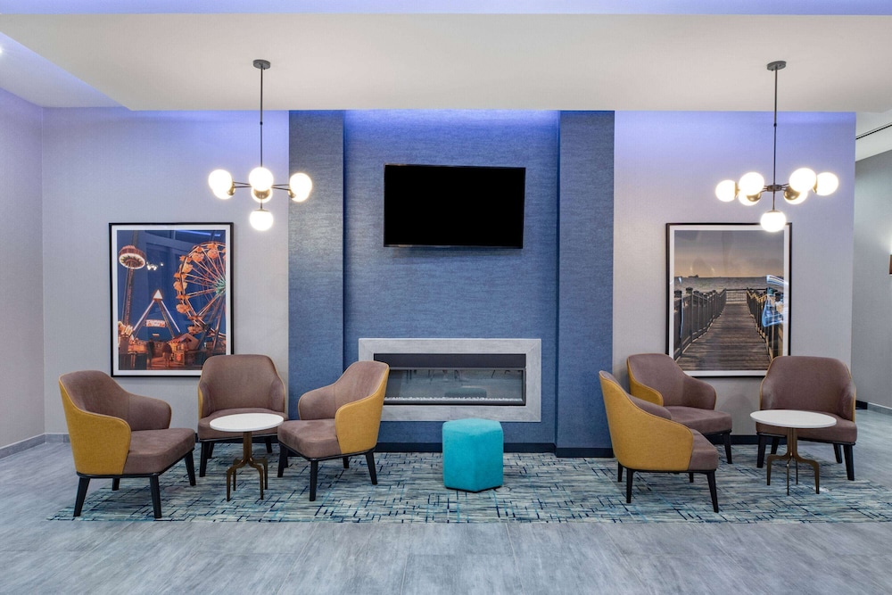 La Quinta Inn and Suites by Wyndham Galveston North at I-45 22/28
