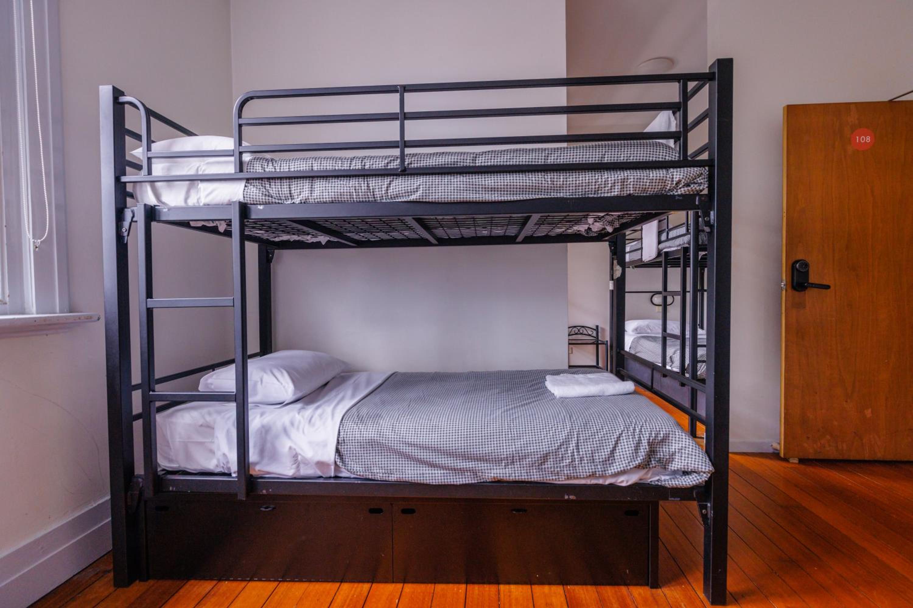 MIXED DORM, 6 BEDS