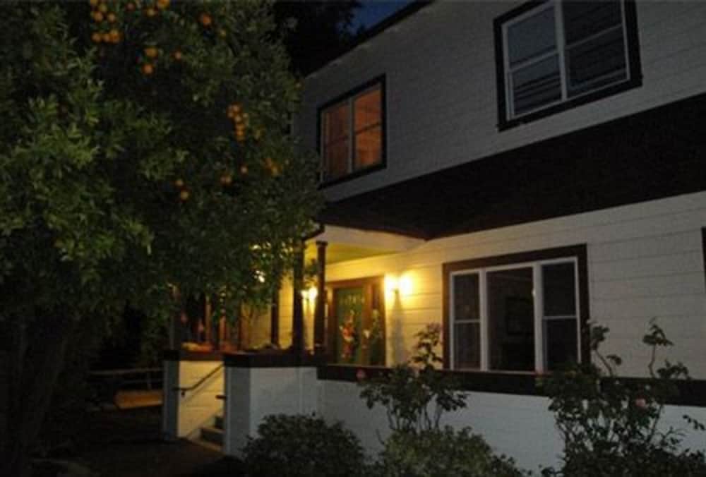 Cinnamon Bear Creekside Inn 3/59