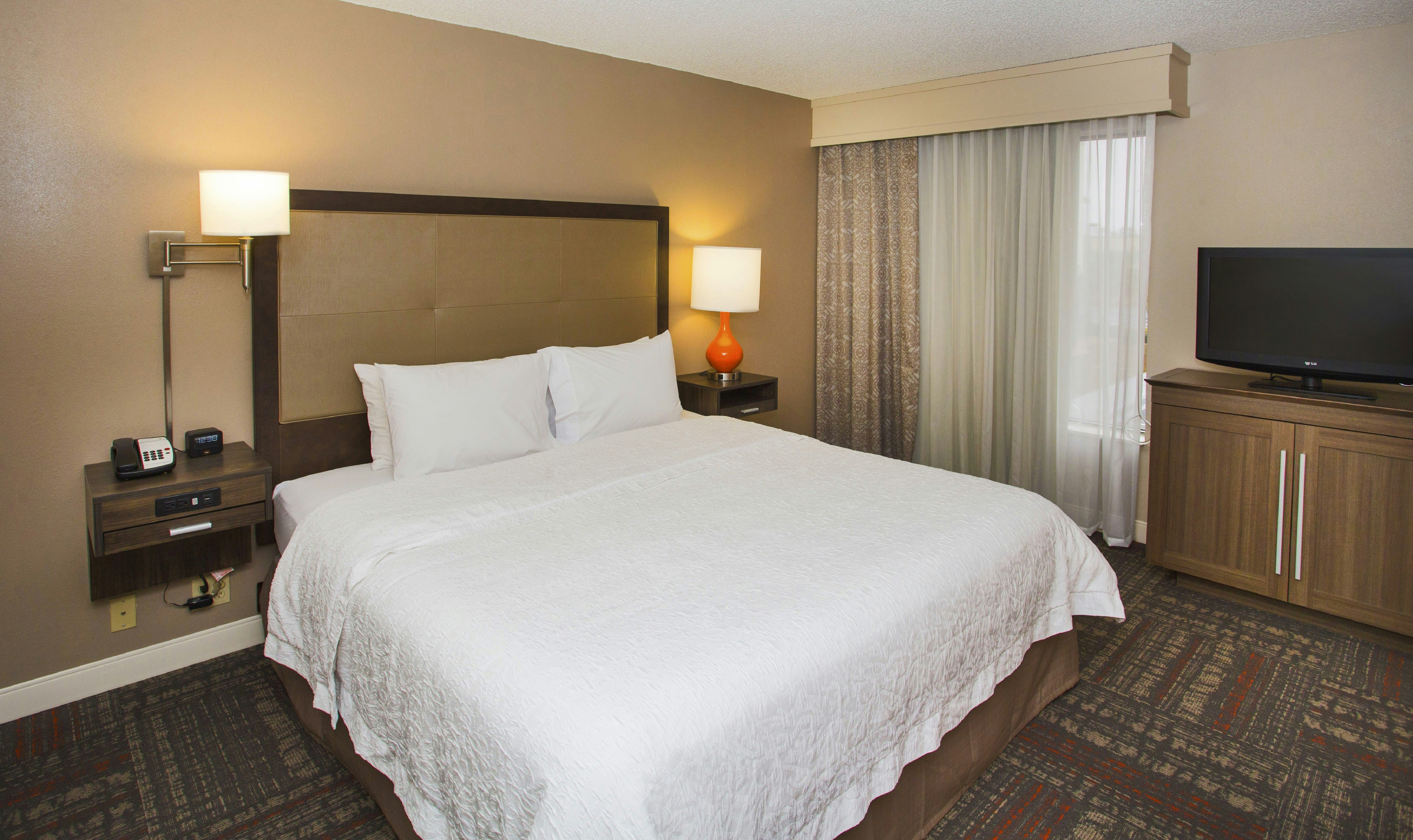 Studio, King Bed, Accessible