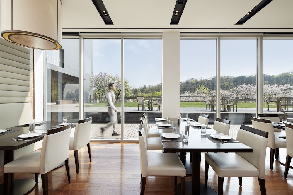 Rolling Hills Hotel 31/47