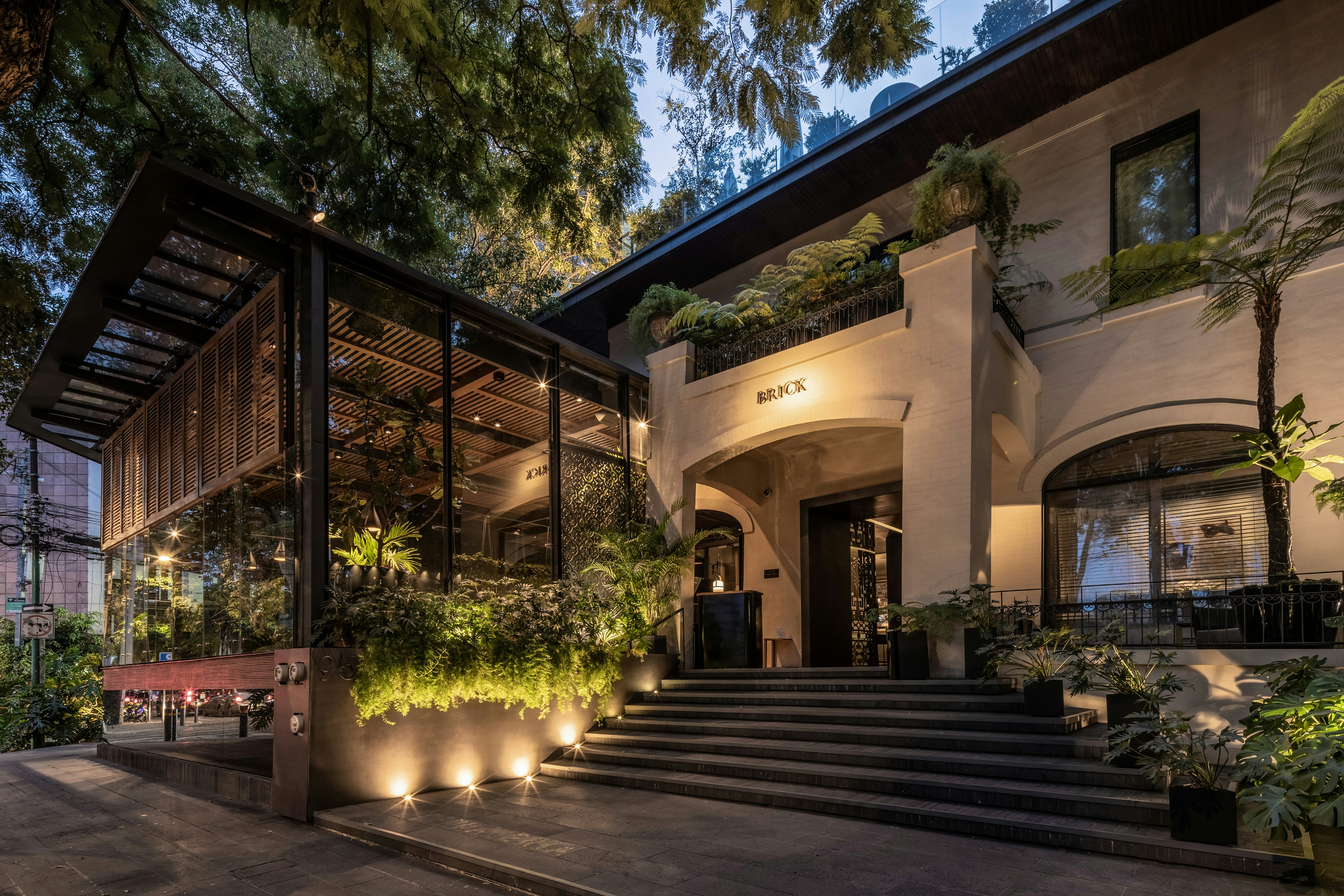 Brick Hotel 4/50