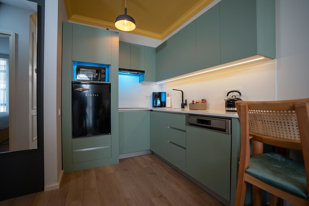 Bird Nest Suites 12/47