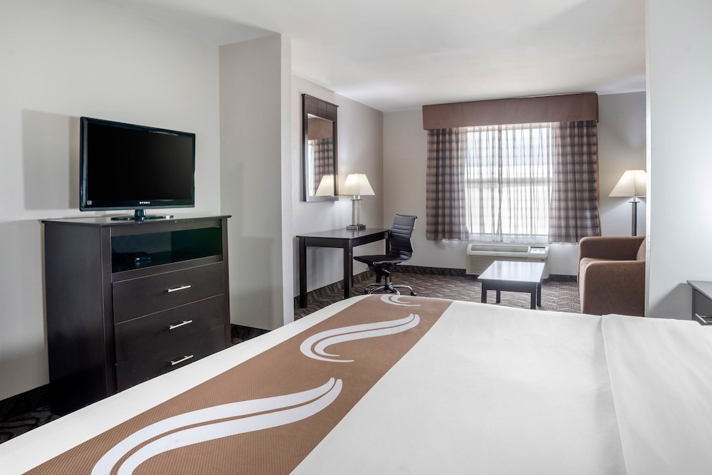 جناح بسرير كينج مع أريكة، Quality Suites Baton Rouge East - Denham Springs 2/3