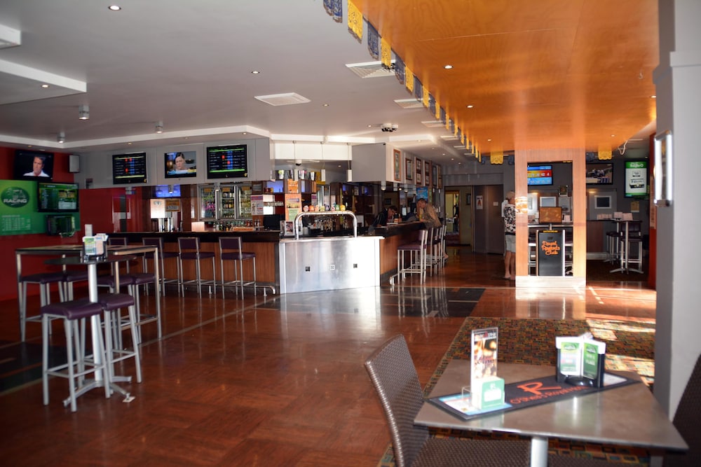 O'SHEA'S ROYAL HOTEL 39/56