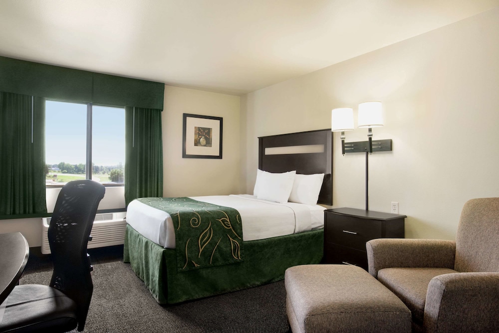 Room, King Bed, Baymont By Wyndham Glenwood 2/4