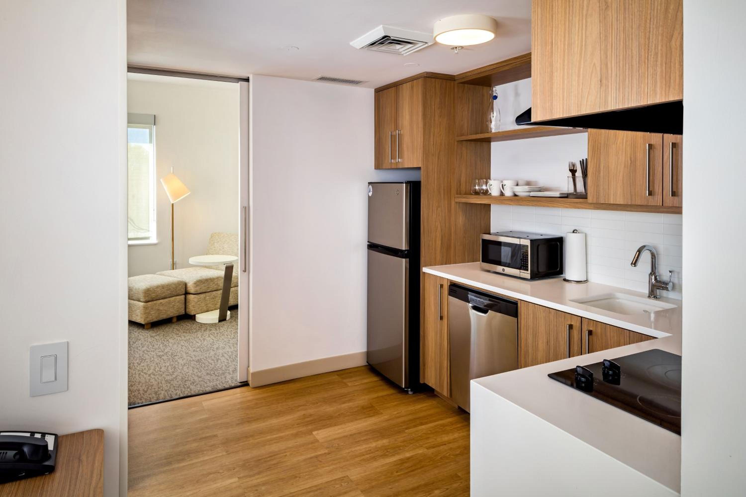 1 Bedroom, Executive, Suite, King Bed, Sofa, Corner, Element Bend 6/6