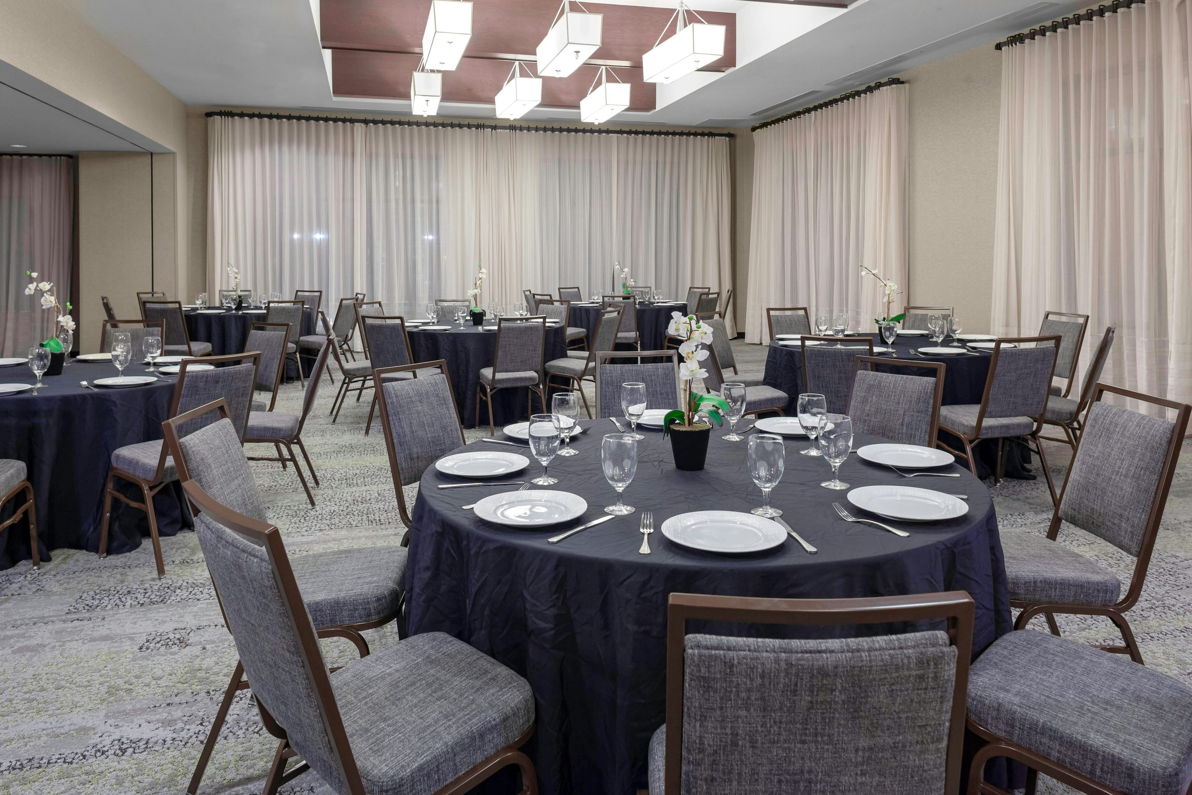 Courtyard By Marriott Downtown Memphis 24/27