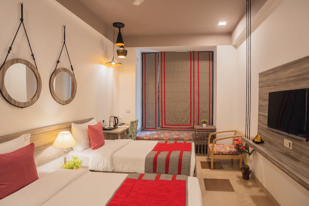 Ahuja Residency Parklane 13/50