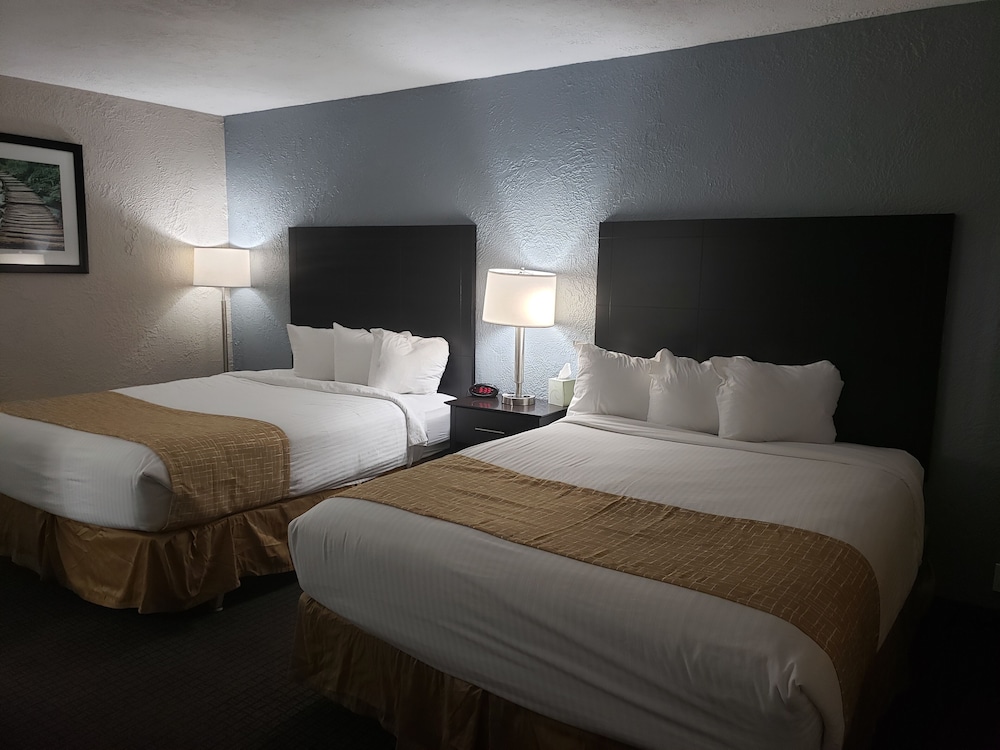Travelodge by Wyndham Traverse City MI 6/27