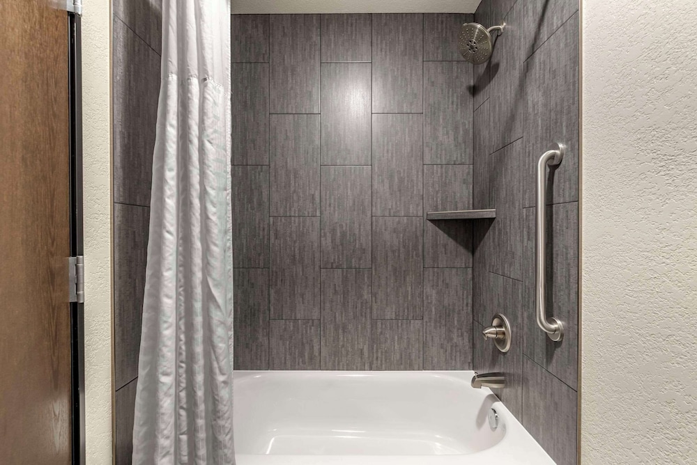 Comfort Inn & Suites Tualatin - Lake Oswego South 60/60