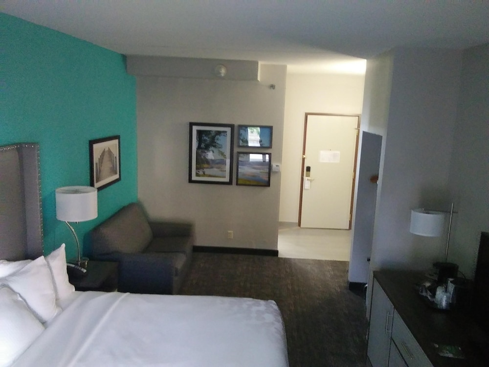 La Quinta Inn and Suites by Wyndham Jamestown 9/46