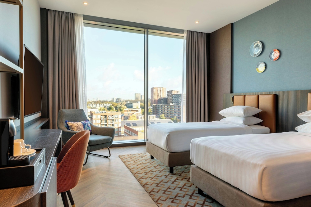 ROOM, TWIN BEDS