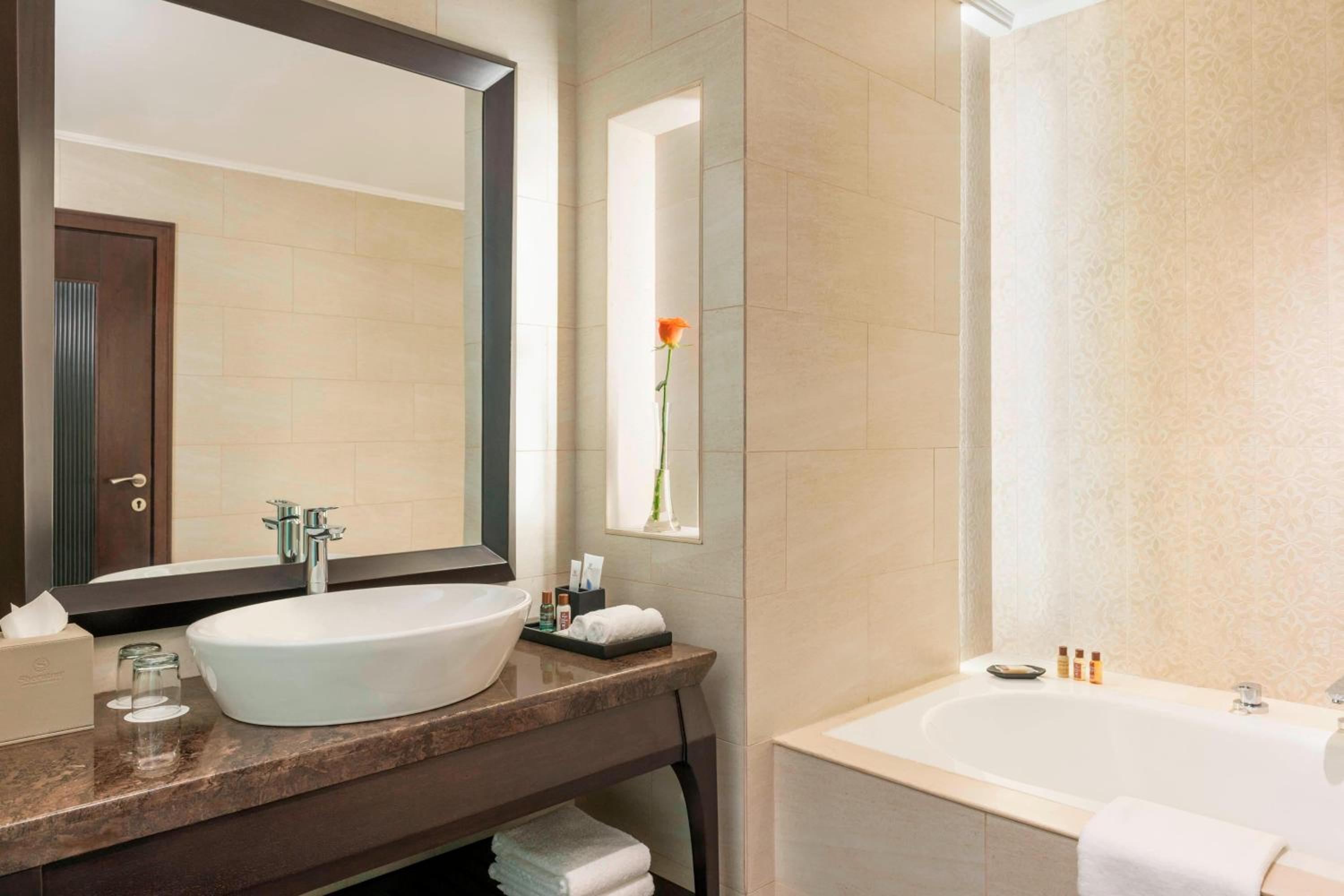 Premier, Deluxe, King Bed, Sea View, Sheraton Sharjah Beach Resort Spa 5/9
