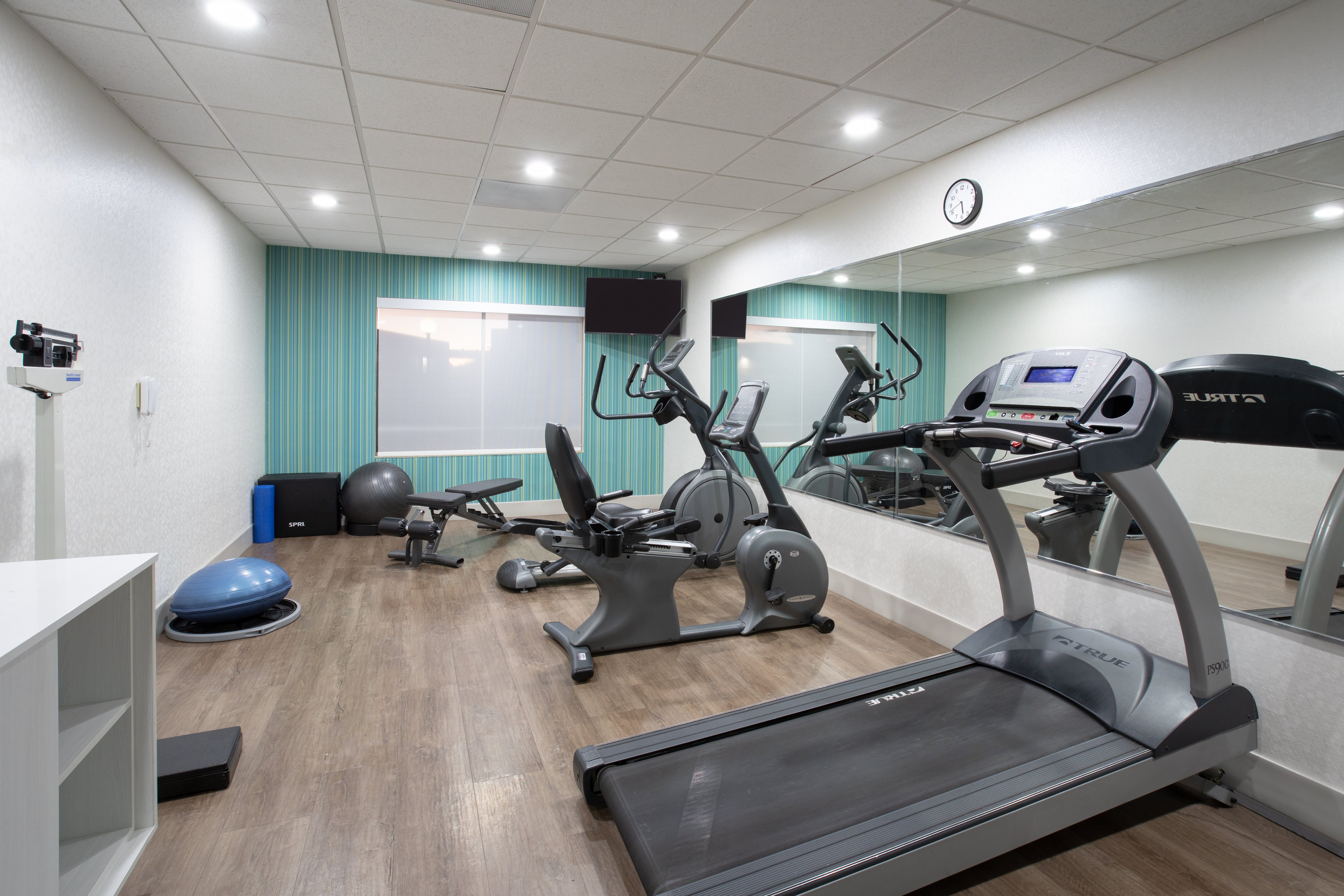 Holiday Inn Express Hotel Suites Tucson 37/62