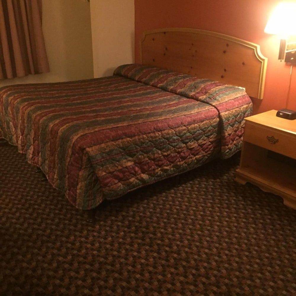 Luxury Inn &amp; Suites 10/26