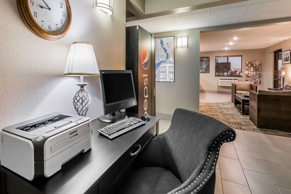 Super 8 by Wyndham Spirit Lake/Okoboji 25/41