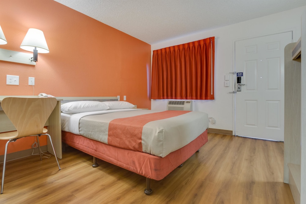 Motel6 Tempe, AZ - Broadway - ASU 33/63