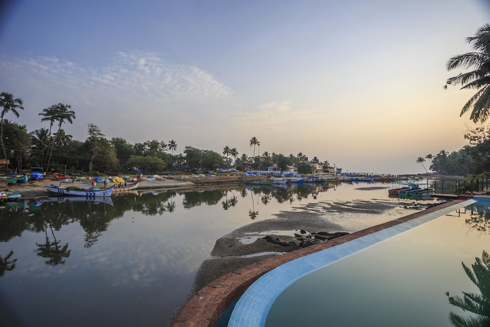 Acron Waterfront Resort 75/80