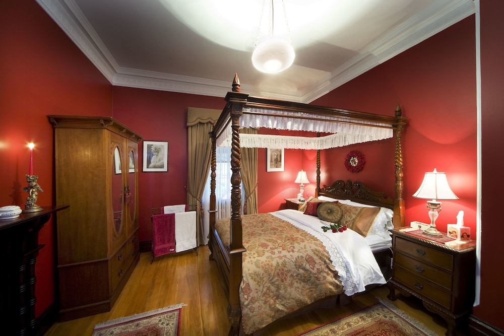 4 Bedrooms, Luxury, House, 2 Queen and Twin Beds