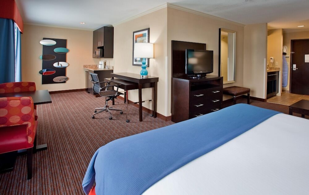 Holiday Inn Express Suites North Kansas City Ex Quality Inn Suites 18/52