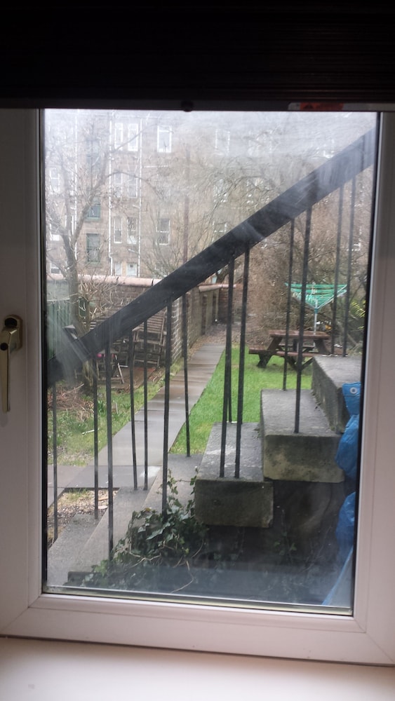 Glasgow Hampden Garden Apartment 3/10